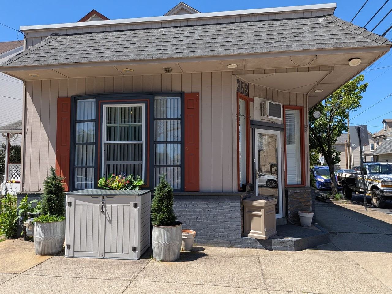 352 Jefferson Ave - Photo 2 of 10