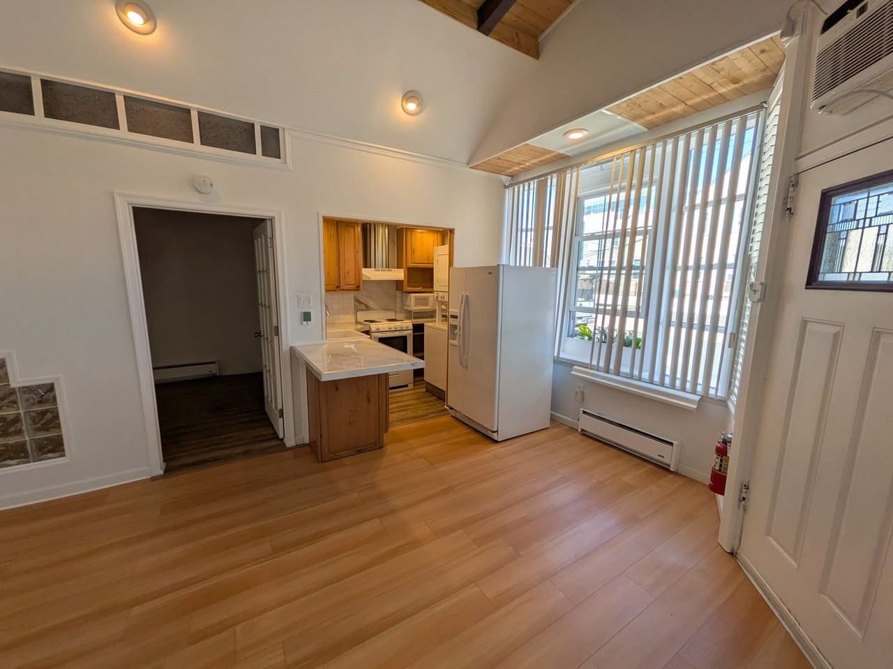 352 Jefferson Ave - Photo 4 of 10