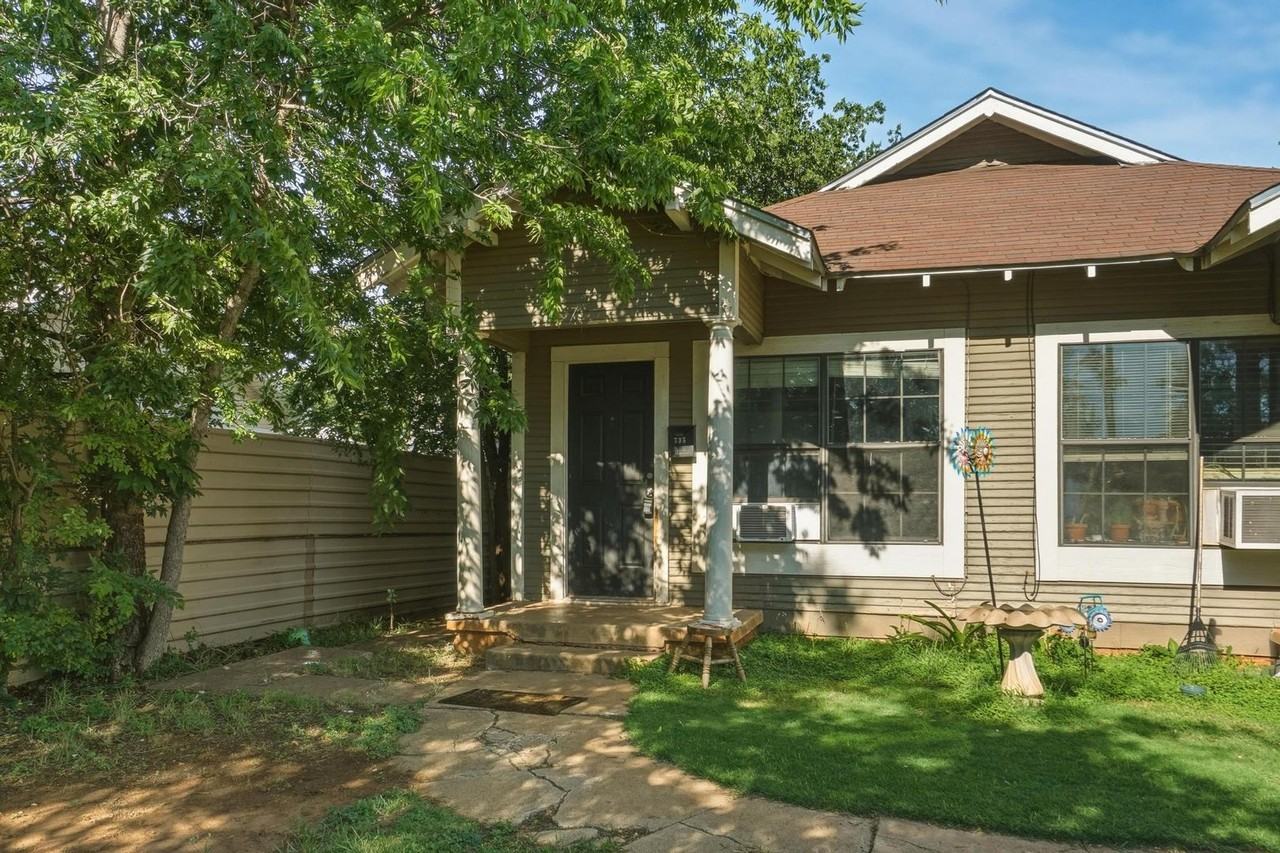 735 Victoria St - Photo 3 of 24