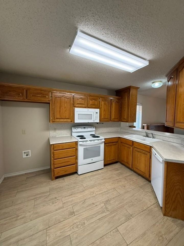 1097 Lytle Creek Dr - Photo 7 of 23