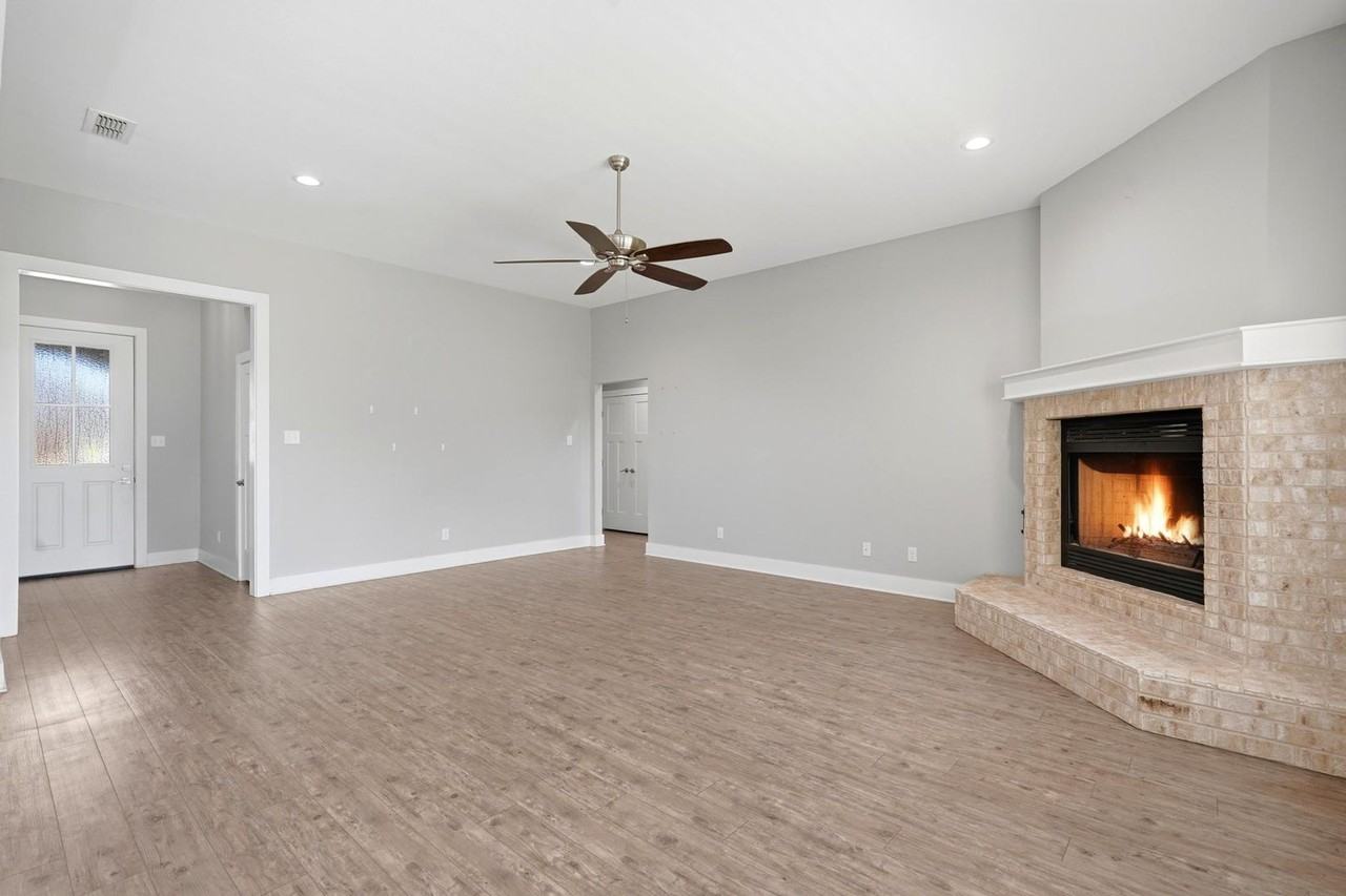 6609 Desert Willow Trl - Photo 5 of 30