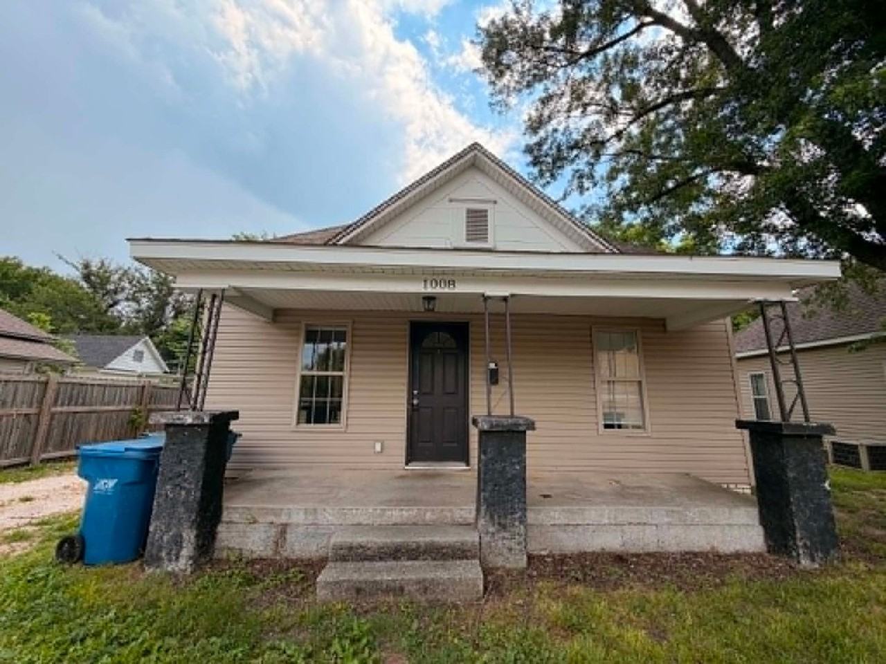 1008 W 2nd St - Photo 2 of 12