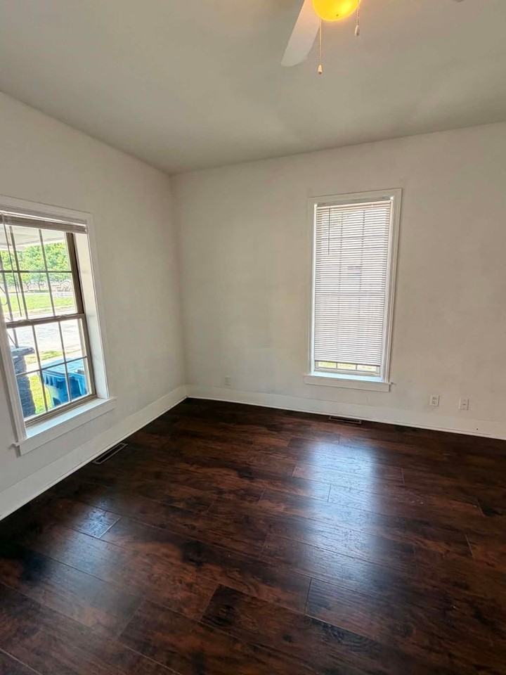 1008 W 2nd St - Photo 3 of 12