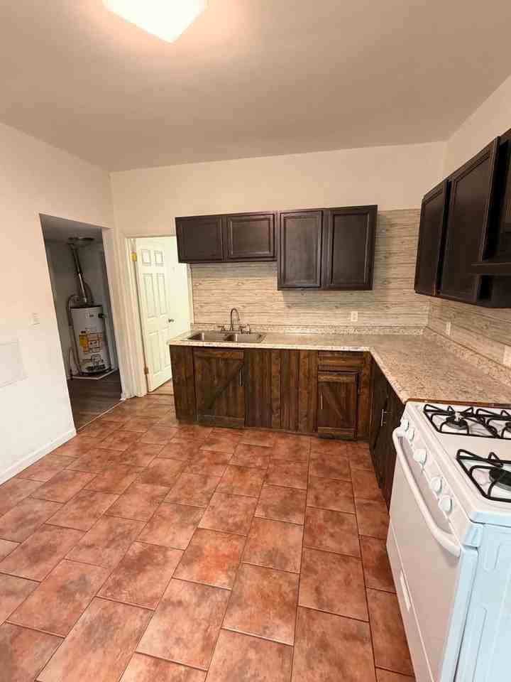 1008 W 2nd St - Photo 5 of 12