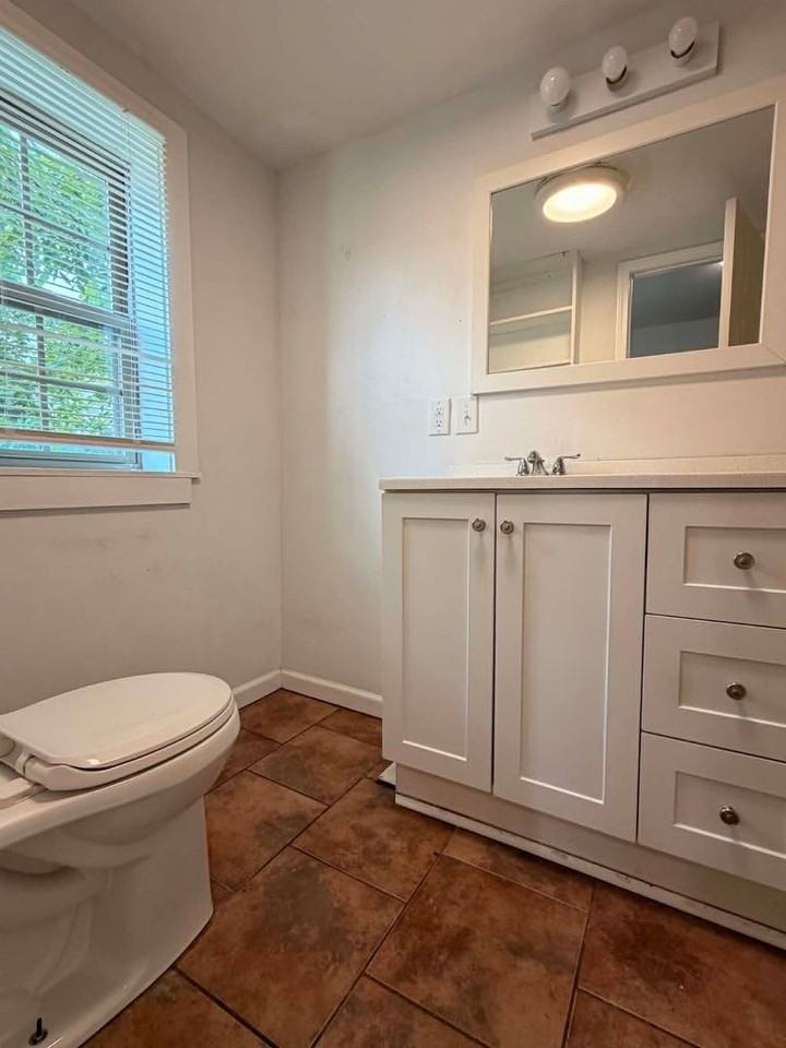 1008 W 2nd St - Photo 7 of 12