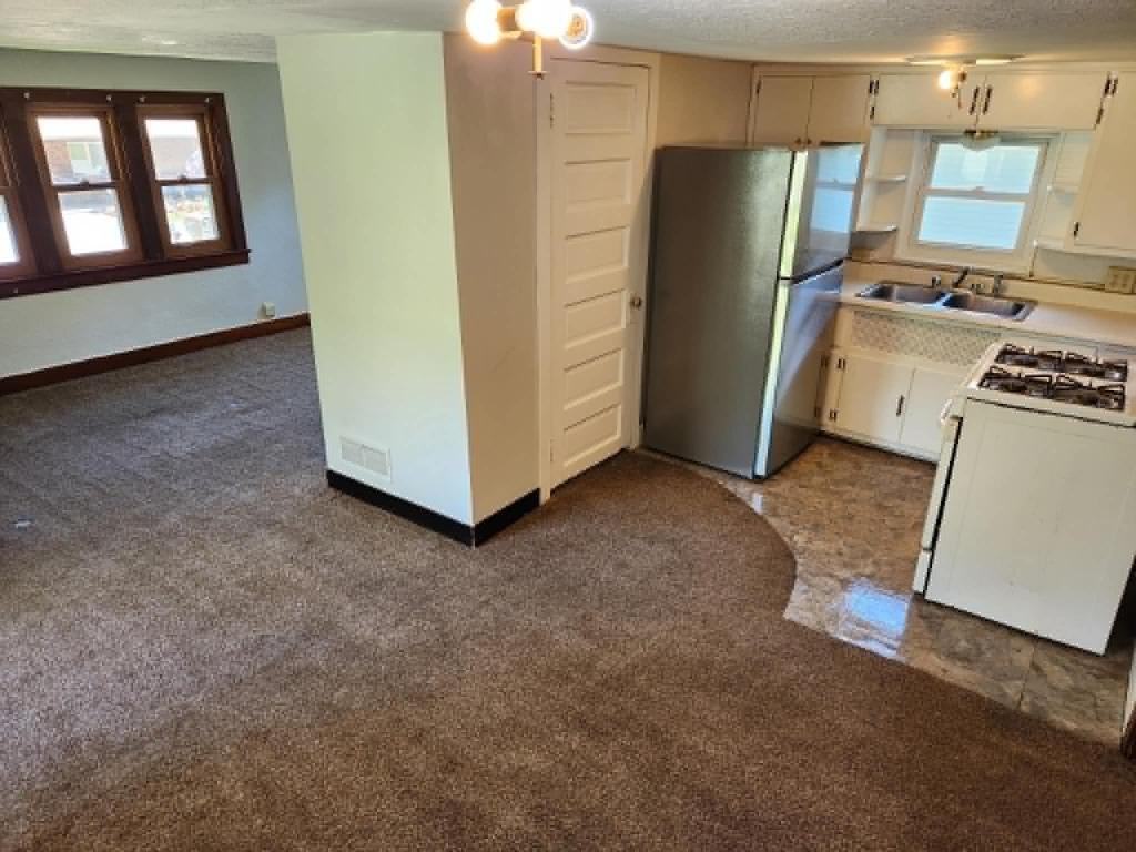 7727 W Beachwood Ave - Photo 2 of 5