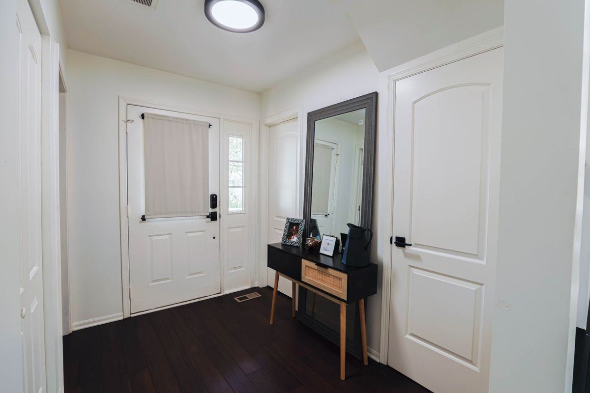 1049 Talbots Ln - Photo 5 of 24