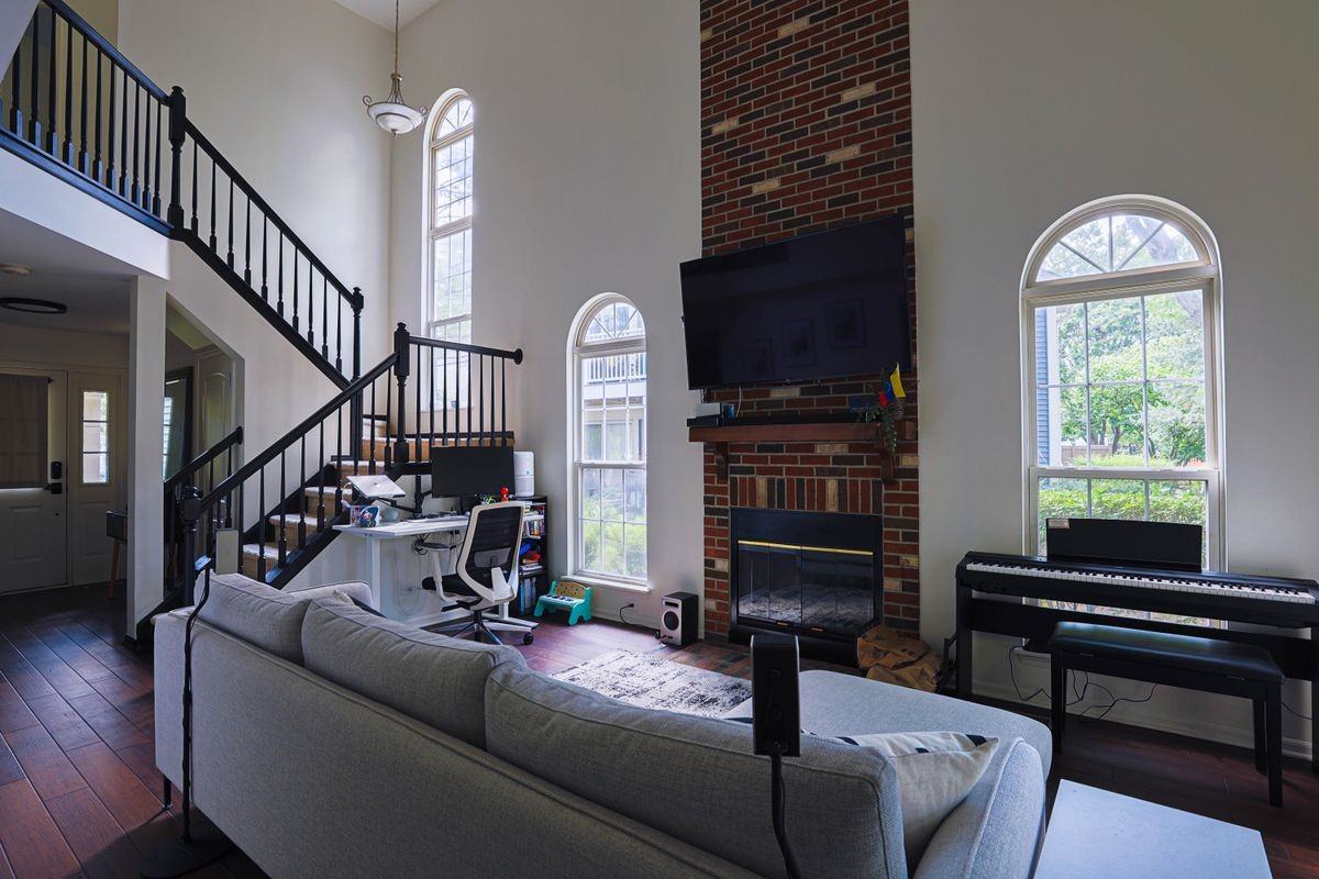 1049 Talbots Ln - Photo 6 of 24