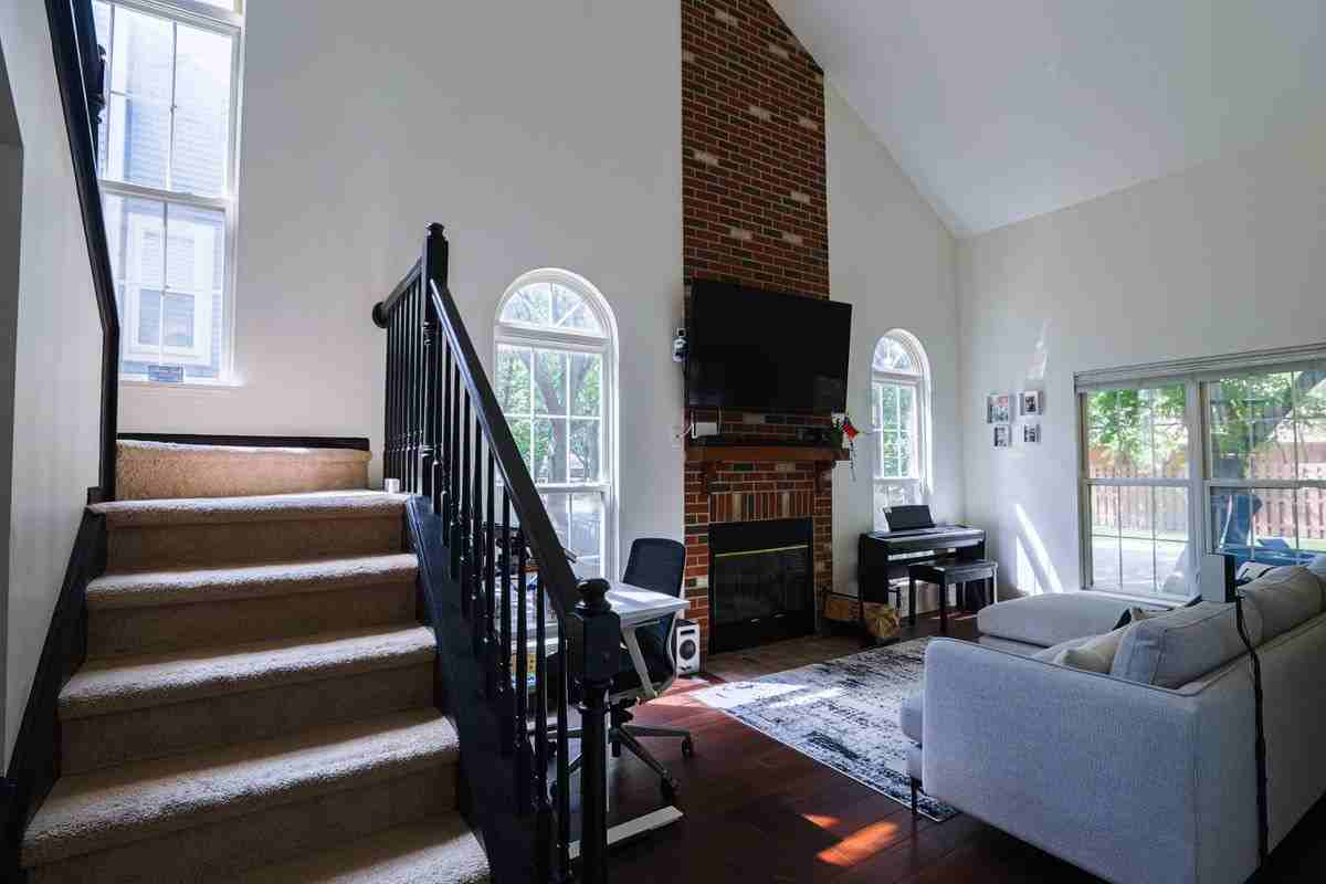 1049 Talbots Ln - Photo 7 of 24