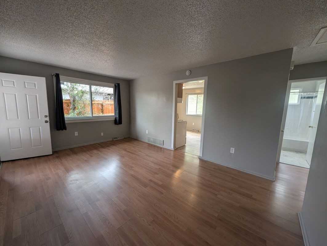 970 Newton St - Photo 3 of 16