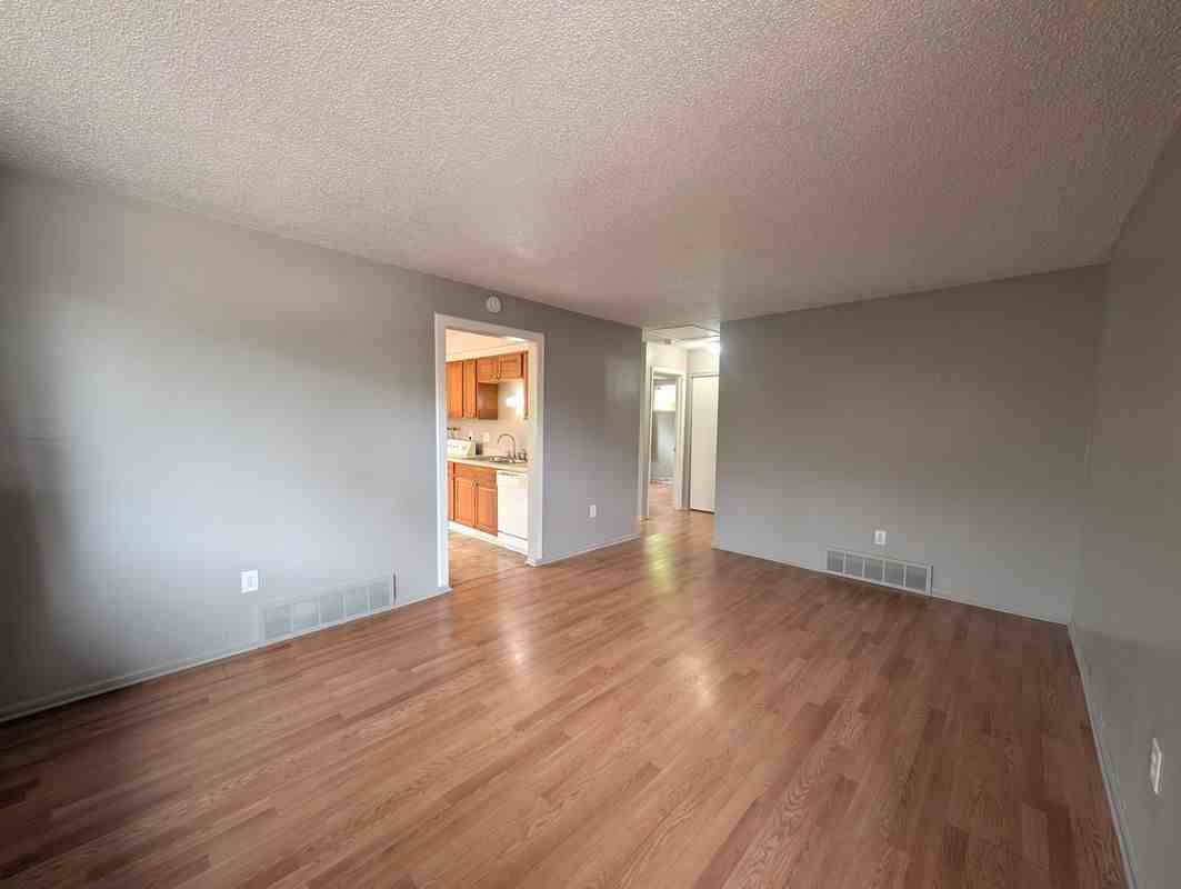 970 Newton St - Photo 4 of 16