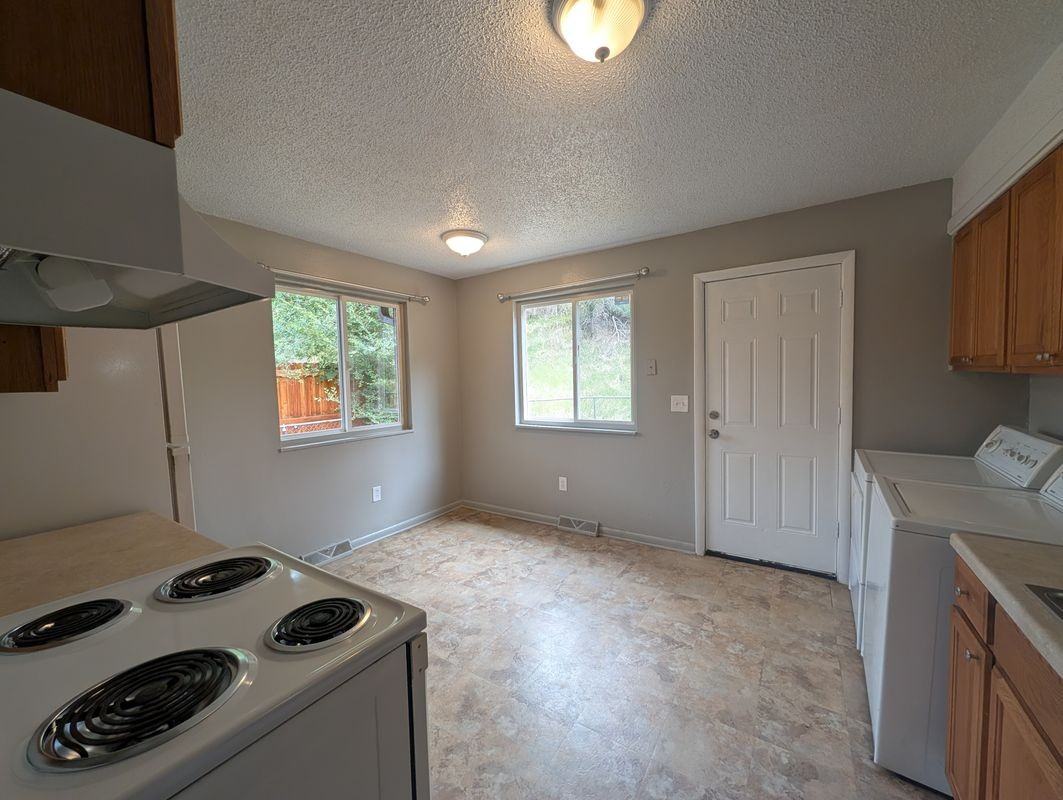970 Newton St - Photo 5 of 16