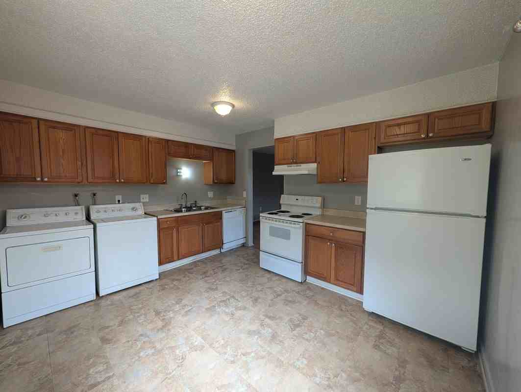 970 Newton St - Photo 6 of 16