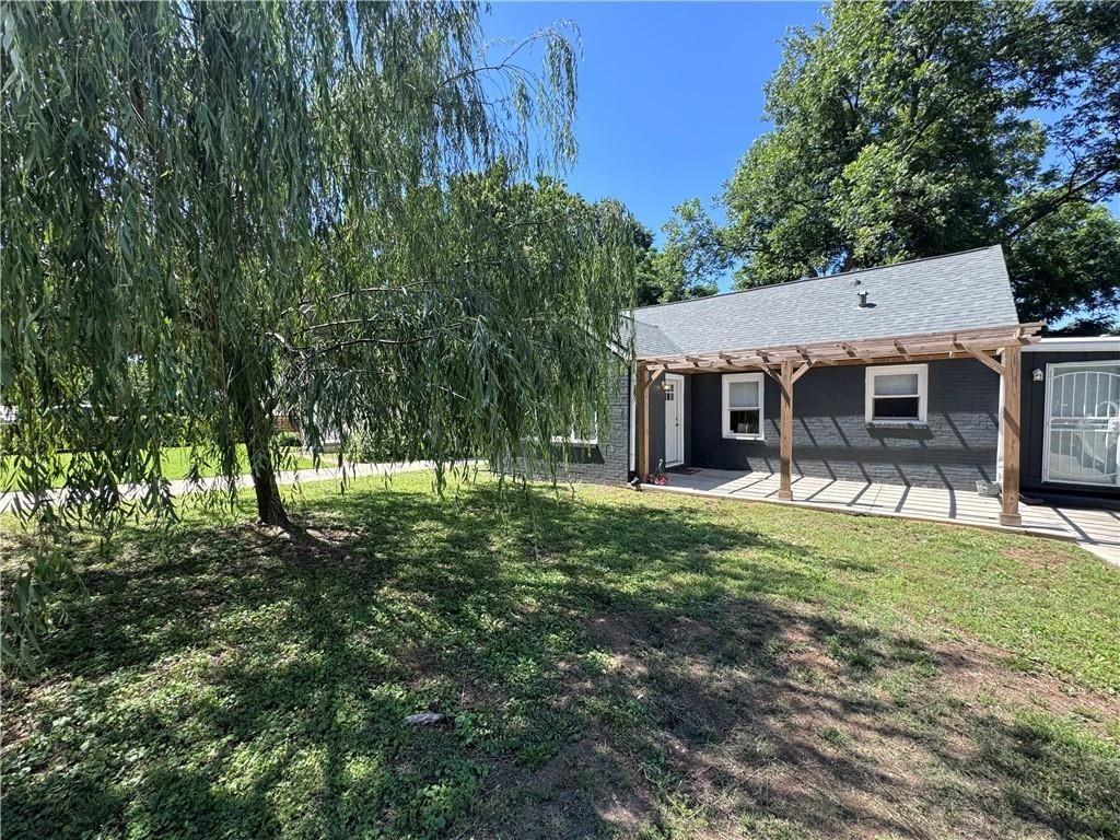 2450 Lynn Iris Dr - Photo 2 of 14