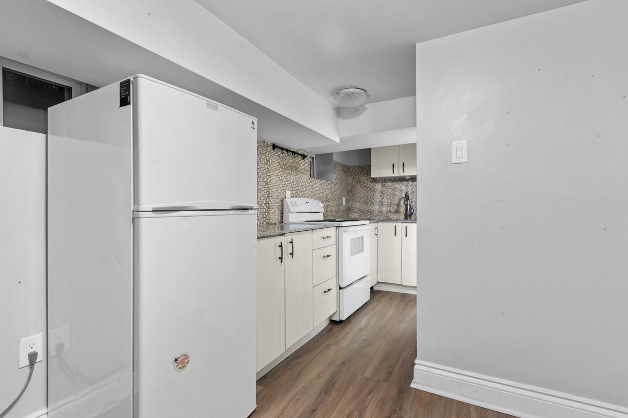 Carlyle Apartments - Photo 4 of 25