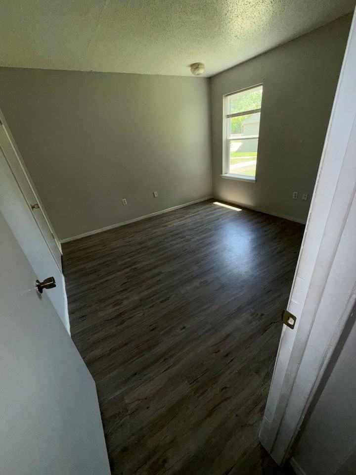 Wood Manor Apartments - Photo 5 of 29