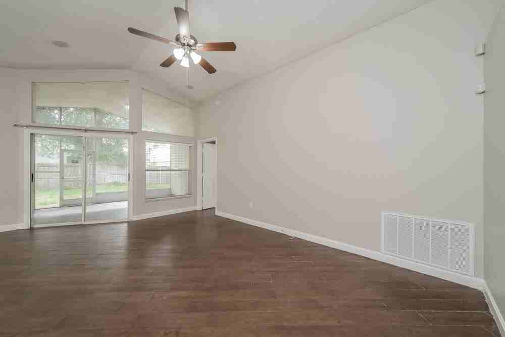 206 Kingshill Ct Se - Photo 4 of 16