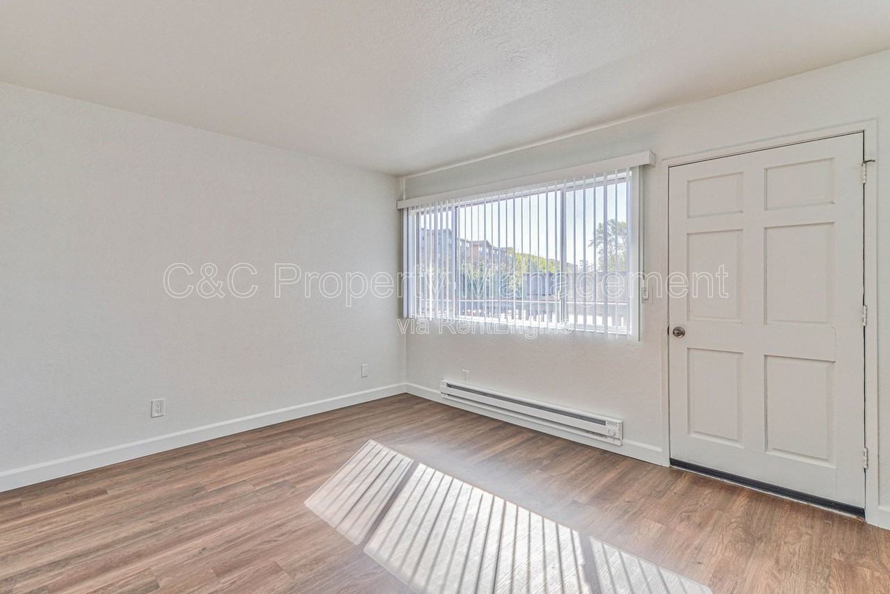 290 Pennsylvania Dr #10 - Photo 3 of 8