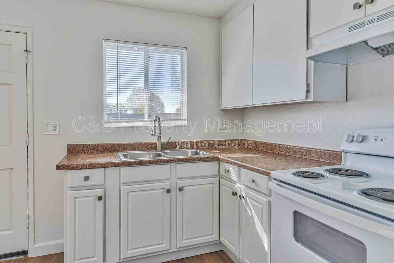 290 Pennsylvania Dr #10 - Photo 5 of 8