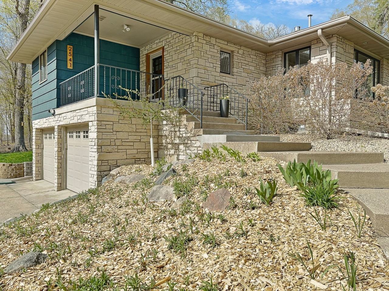 2541 Lakewood Ln - Photo 3 of 38