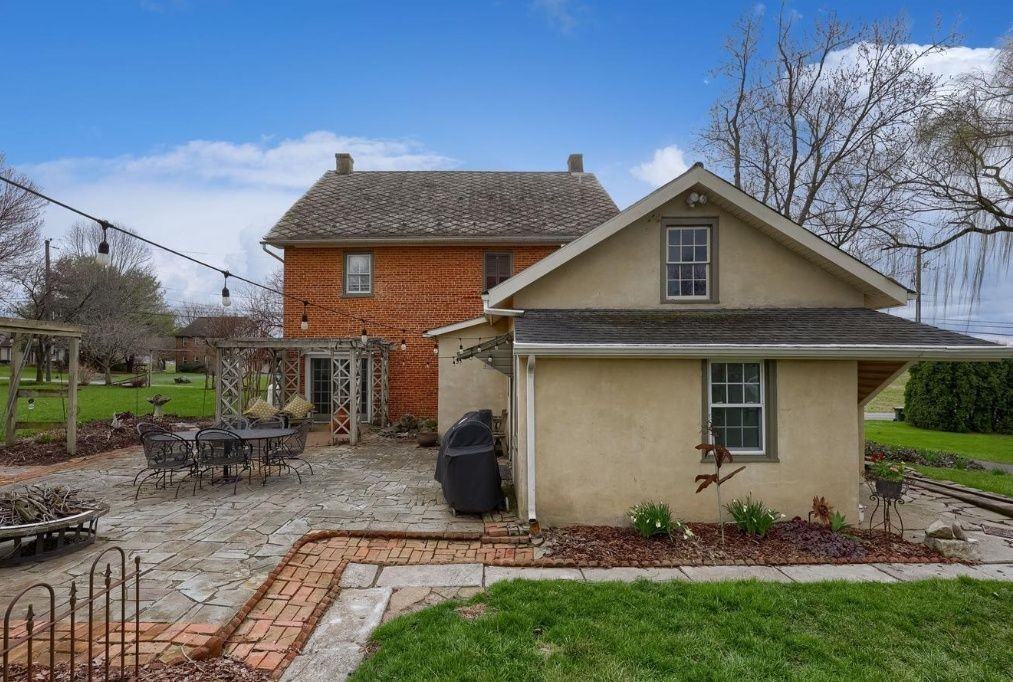2047 Jarvis Rd - Photo 2 of 44