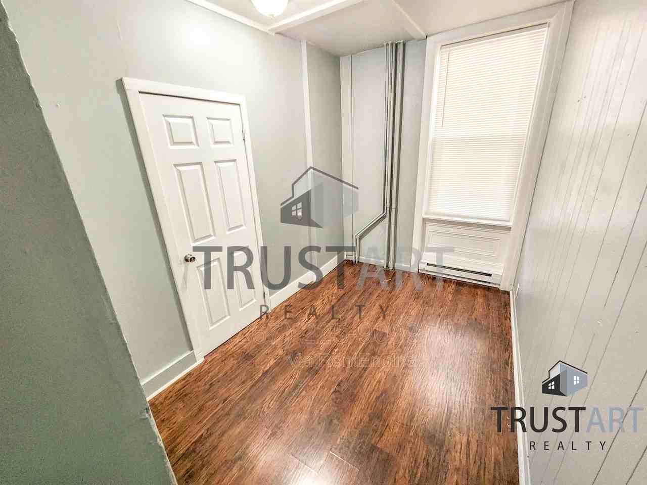 1347 Sellers St #1F - Photo 4 of 12