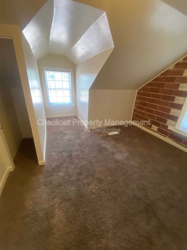1926 Chambers Rd - Photo 7 of 8