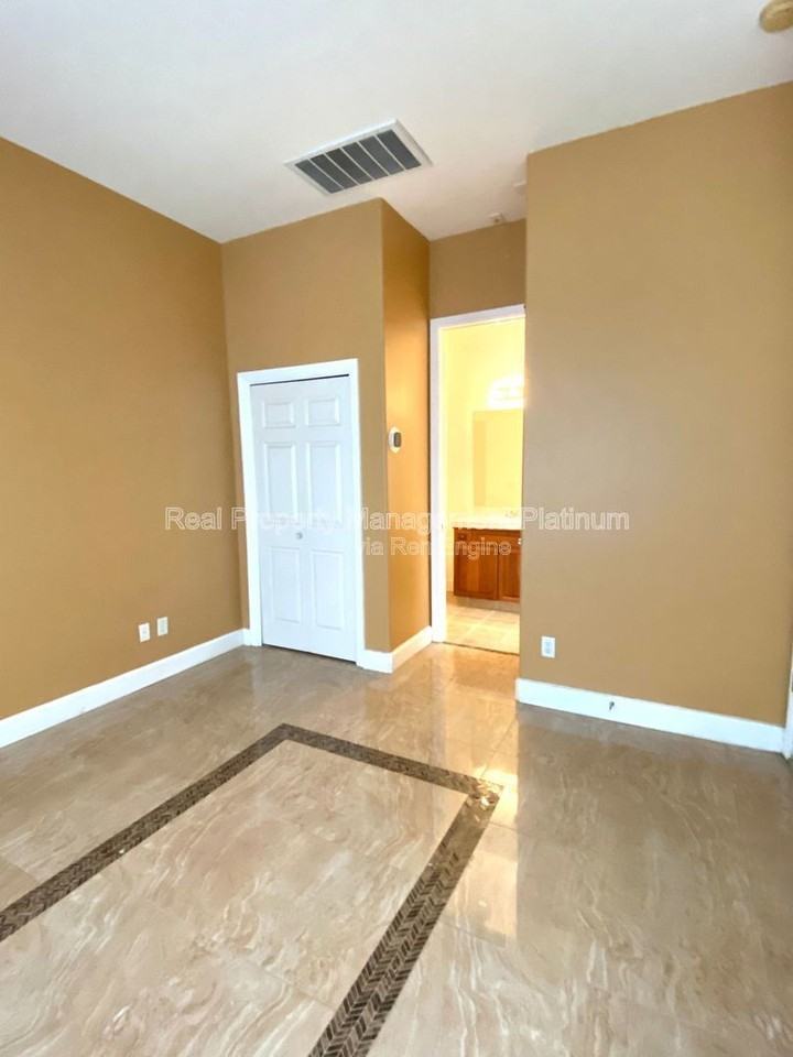 5801 W Chennault Ave - Photo 4 of 20