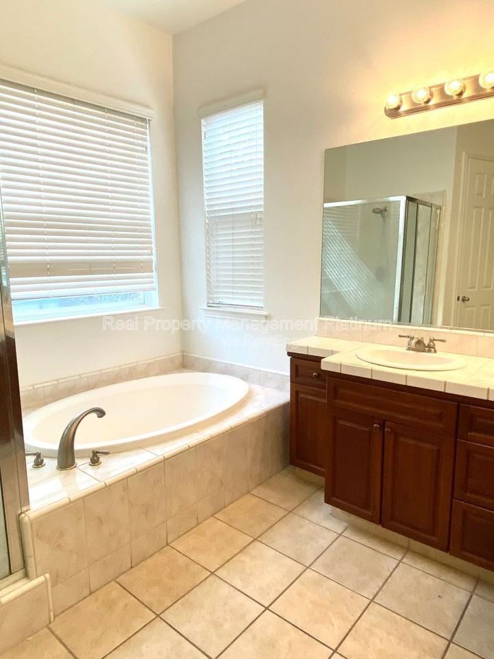 5801 W Chennault Ave - Photo 5 of 20