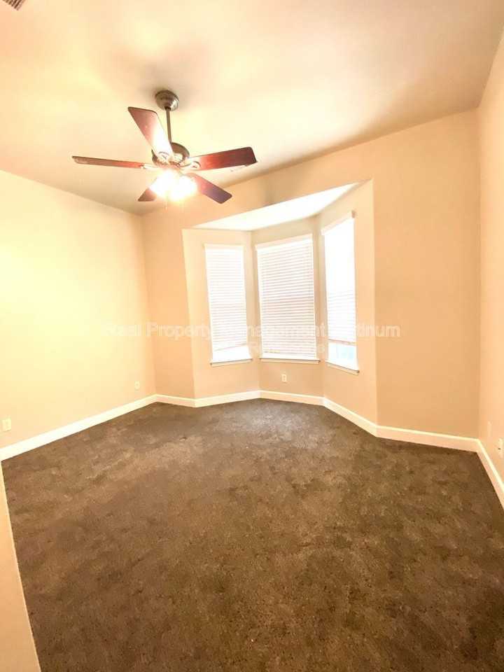 5801 W Chennault Ave - Photo 7 of 20