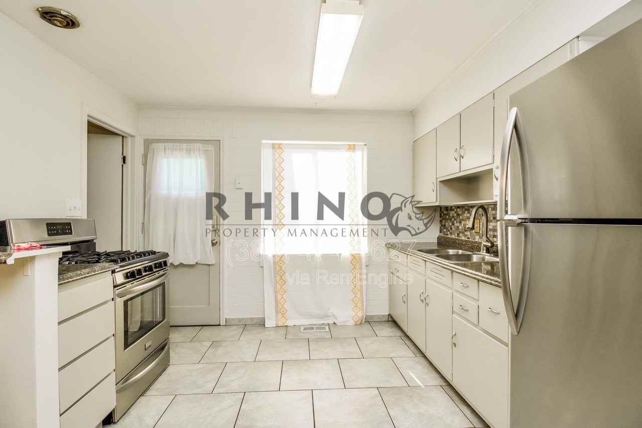 1154 W Illinois Ave - Photo 4 of 12