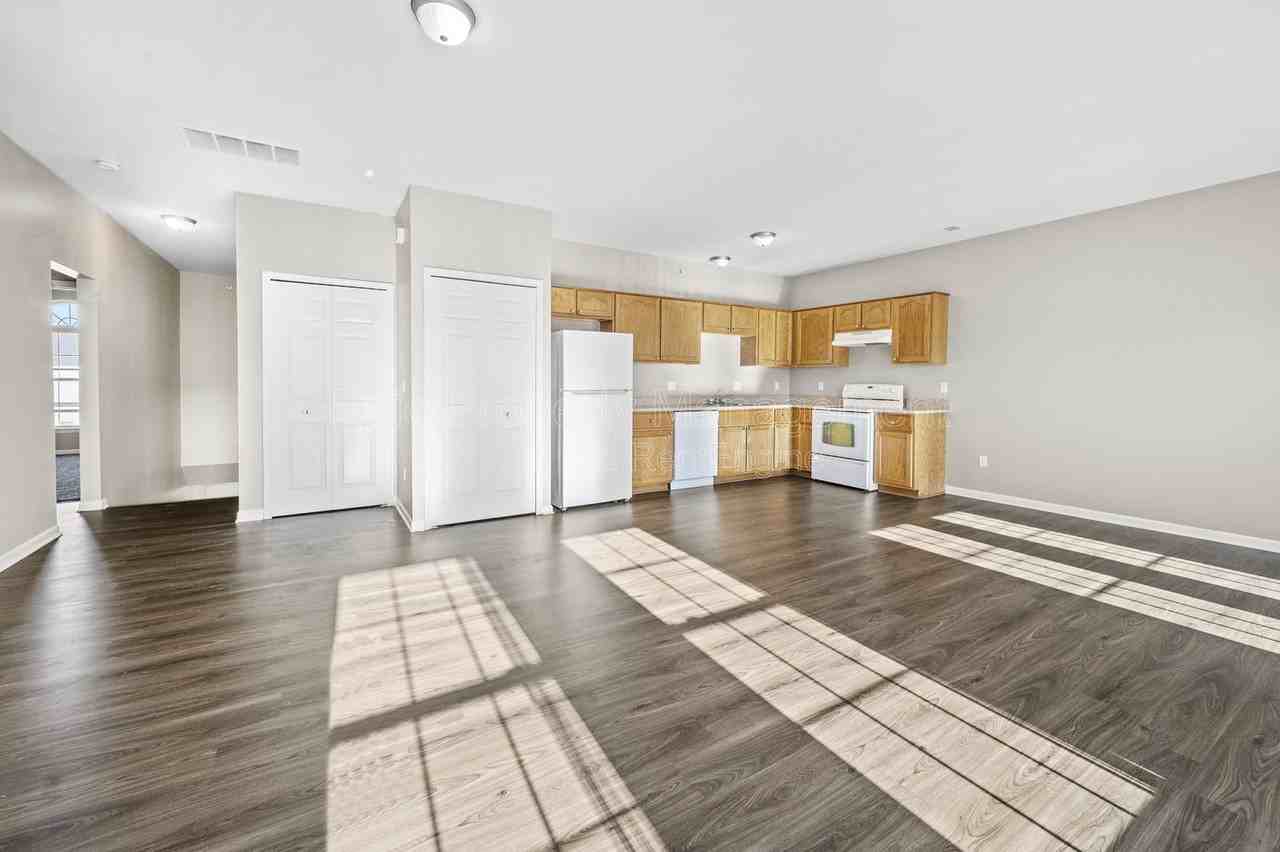 45487 Revere Dr - Photo 2 of 11