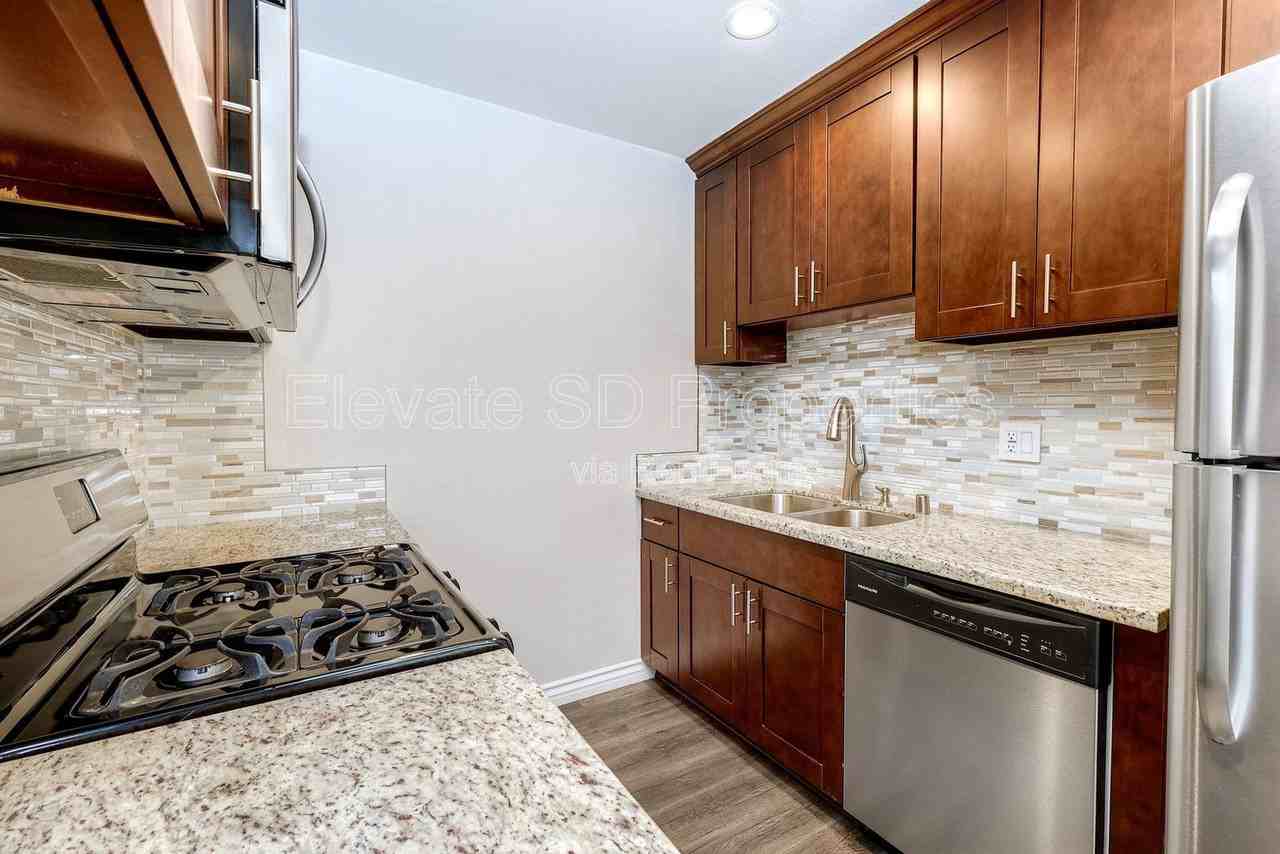 2727 1/2 G St - Photo 2 of 16