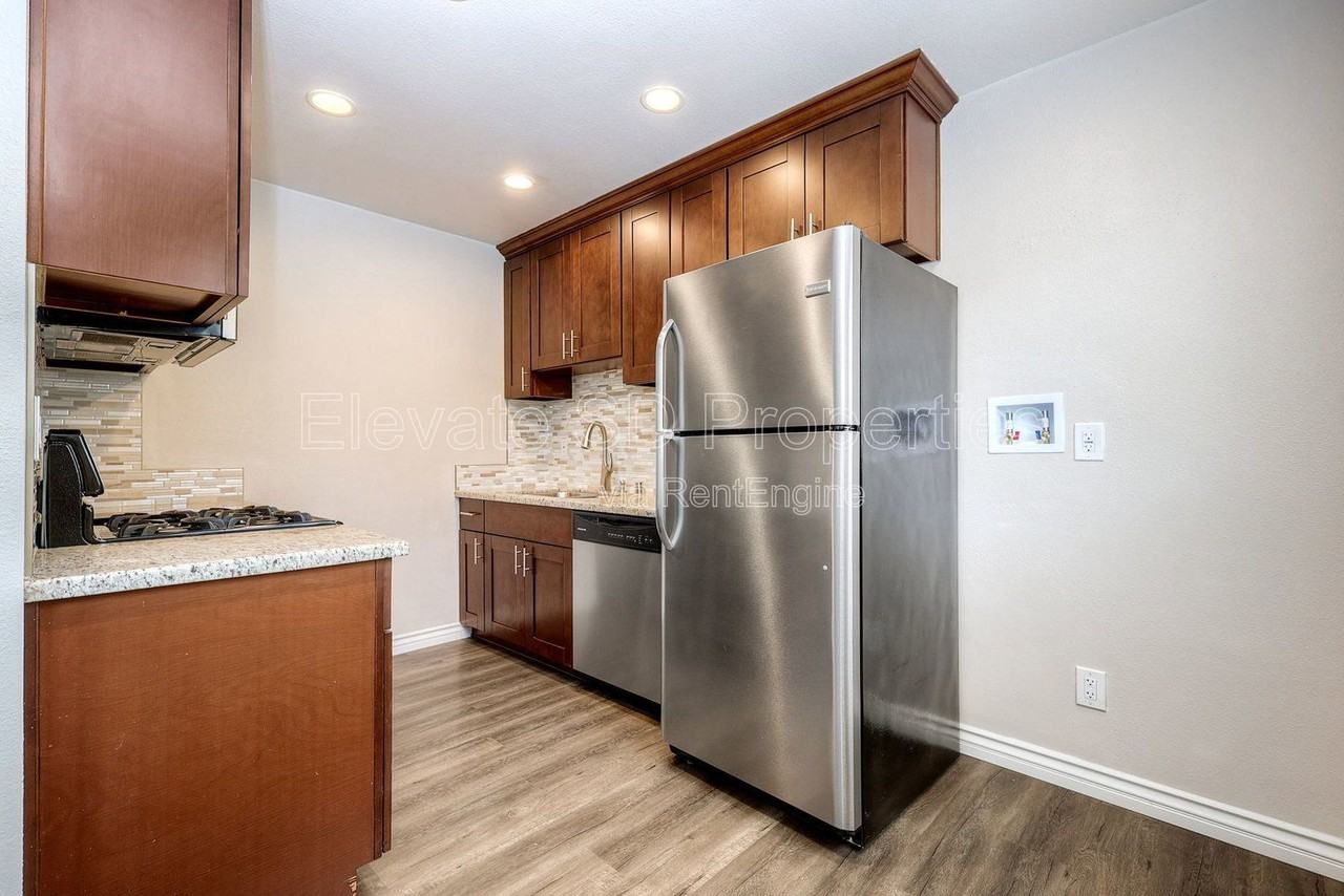 2727 1/2 G St - Photo 3 of 16