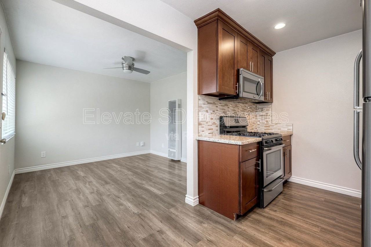 2727 1/2 G St - Photo 4 of 16
