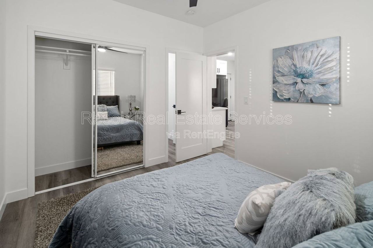 4988 Genesee Ave #4984 - Photo 6 of 18