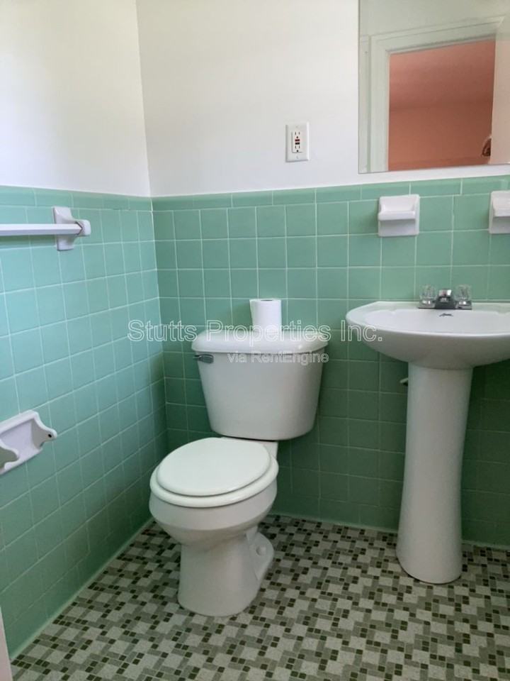 2402 Wellington St - Photo 4 of 11
