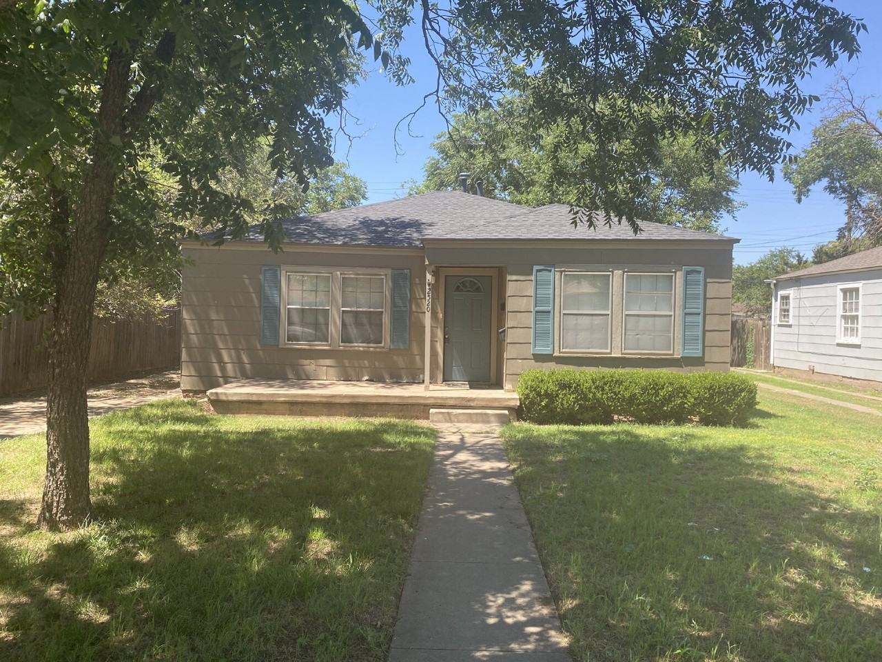 2520 27th St Frnt - Photo 2 of 17