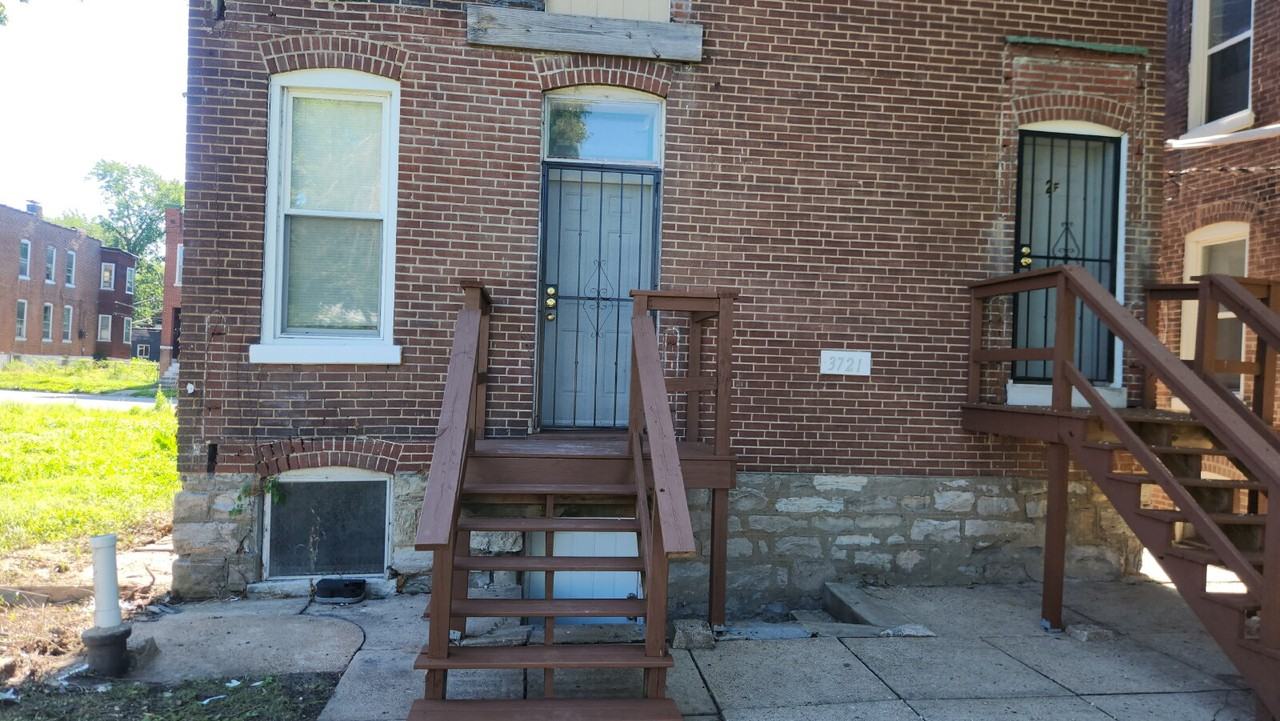 3721 Iowa Ave - Photo 2 of 20