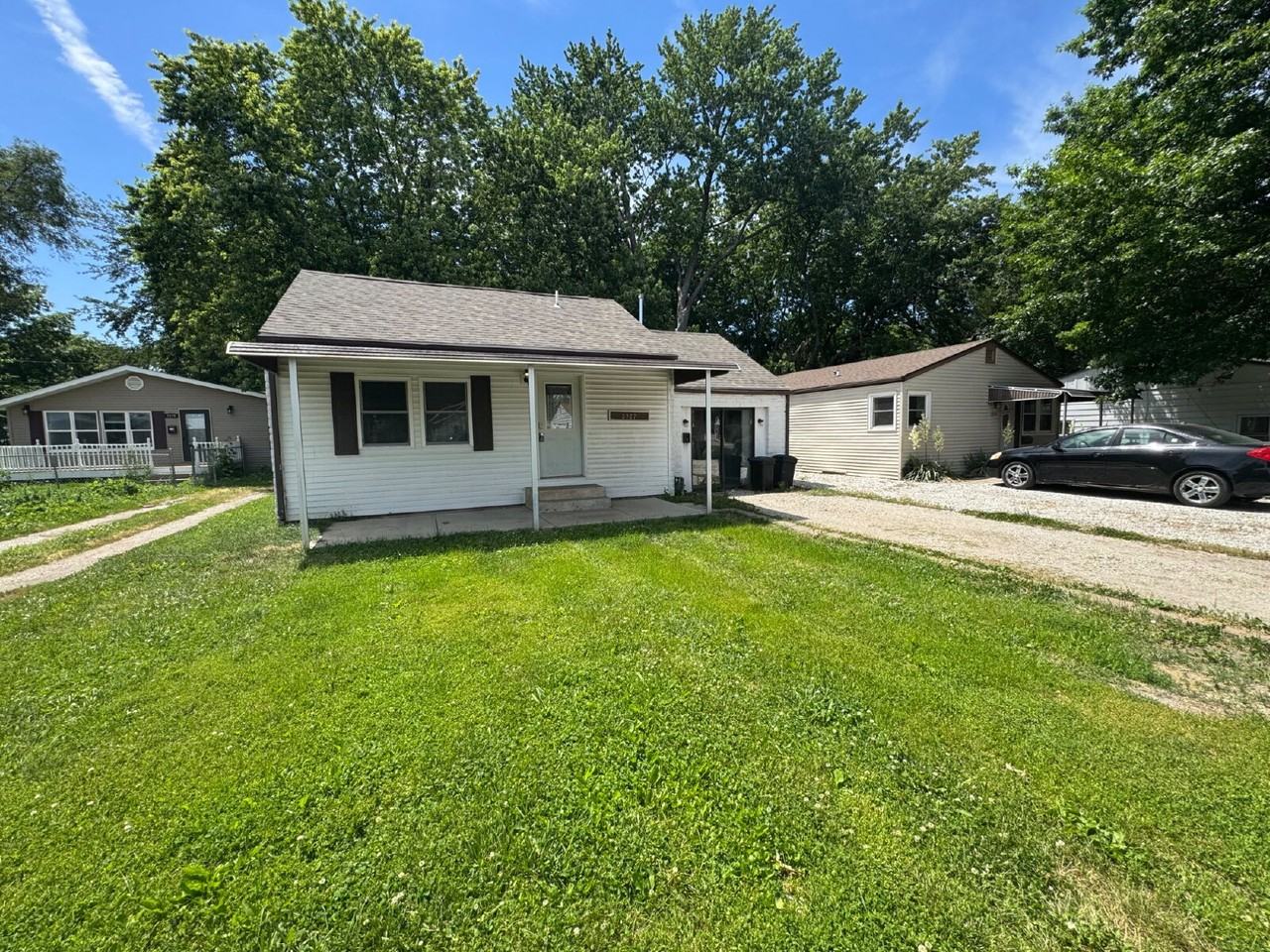 2927 S Glenwood Ave - Photo 2 of 20