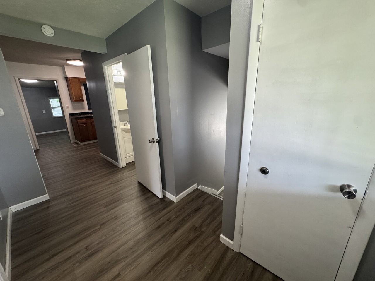 2927 S Glenwood Ave - Photo 3 of 20