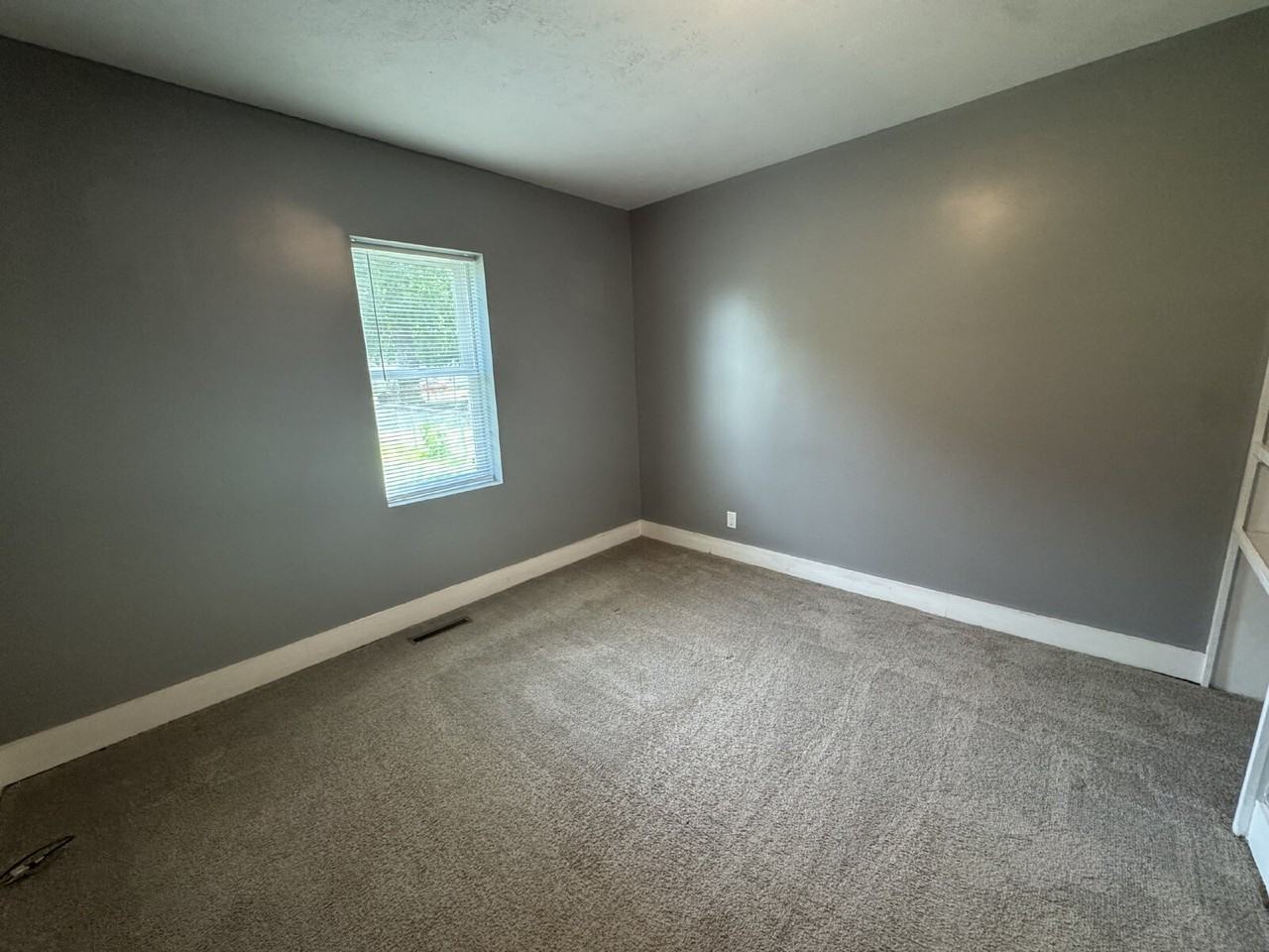 2927 S Glenwood Ave - Photo 7 of 20