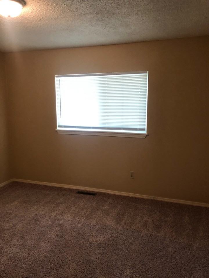 902 Evergreen St - Photo 4 of 17