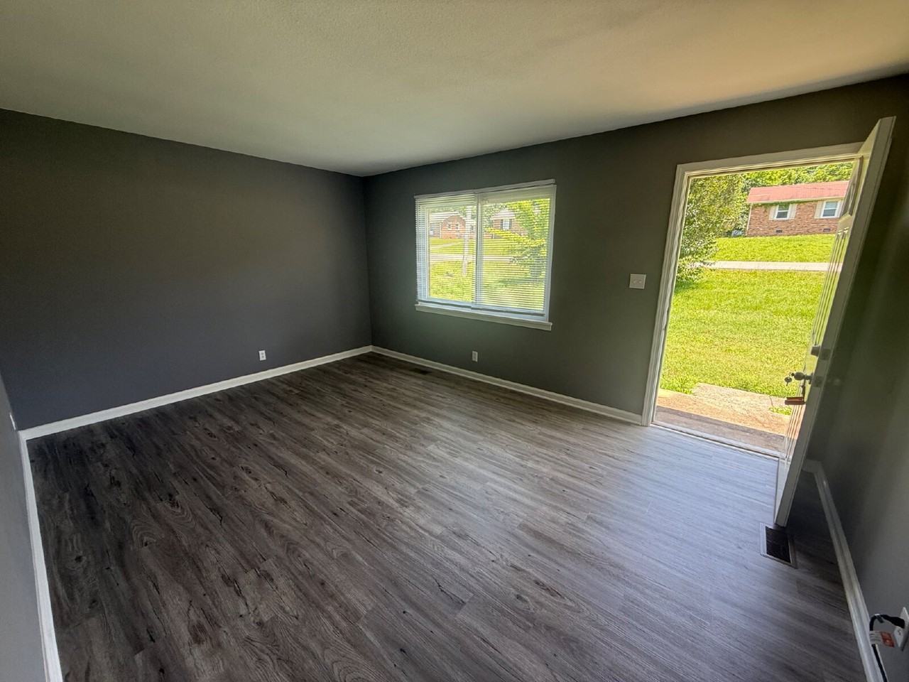 1318 Courtney Dr - Photo 4 of 18