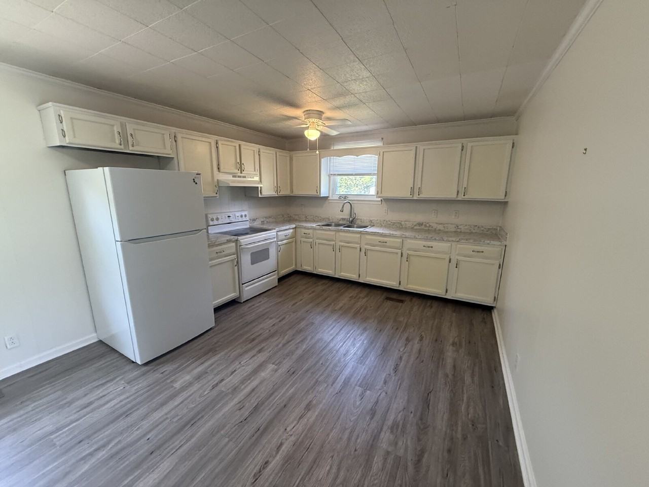 1318 Courtney Dr - Photo 5 of 18