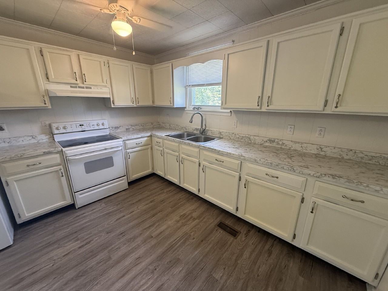 1318 Courtney Dr - Photo 6 of 18