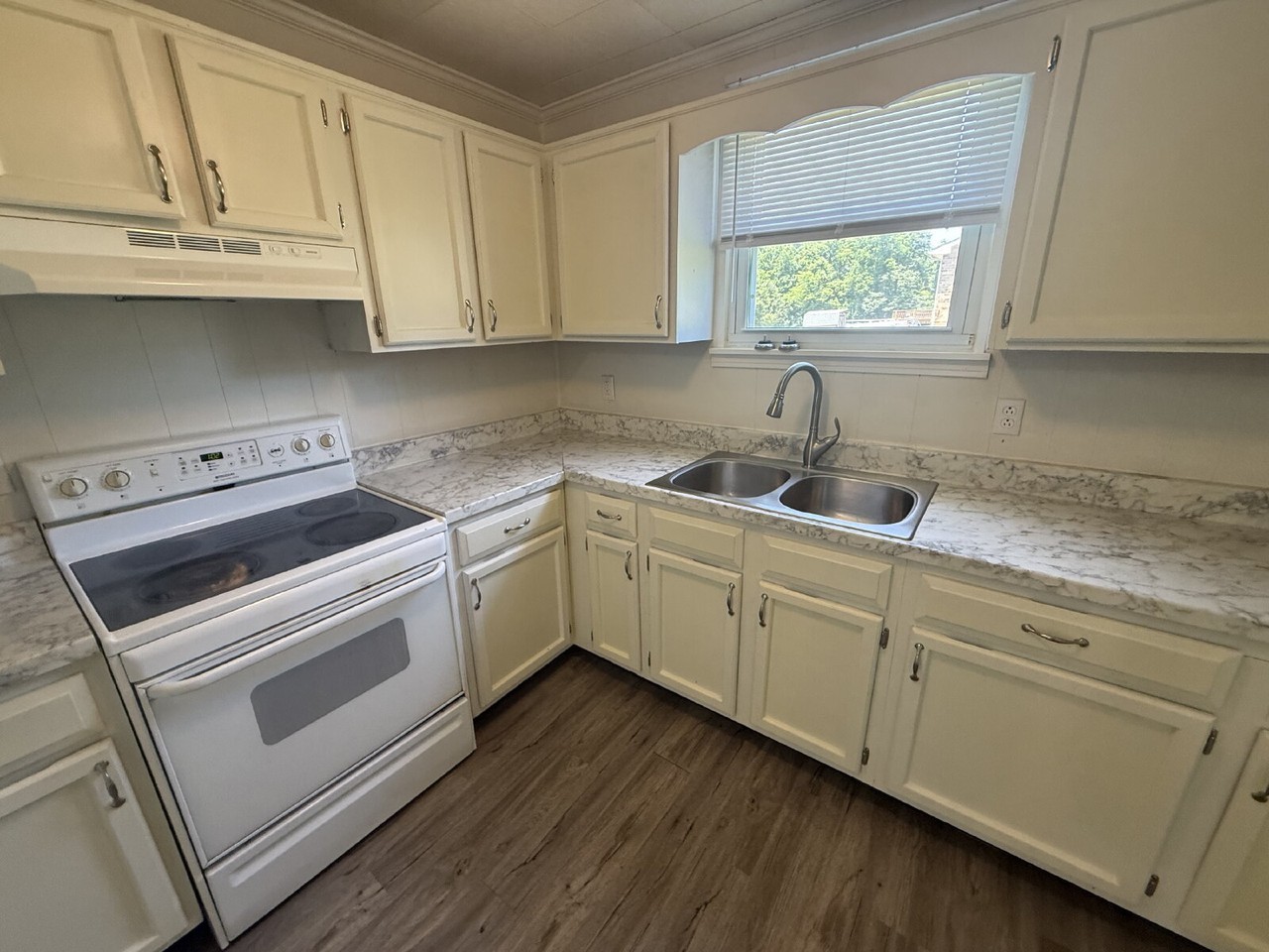 1318 Courtney Dr - Photo 7 of 18