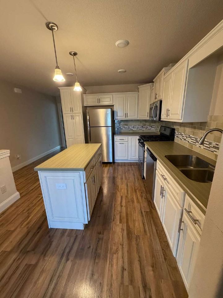 301 W 1st St #1 - Photo 5 of 10