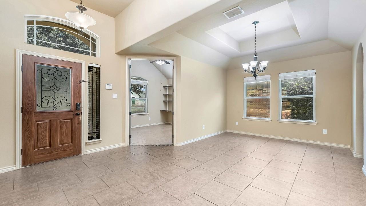 15606 Fox Ln - Photo 4 of 22