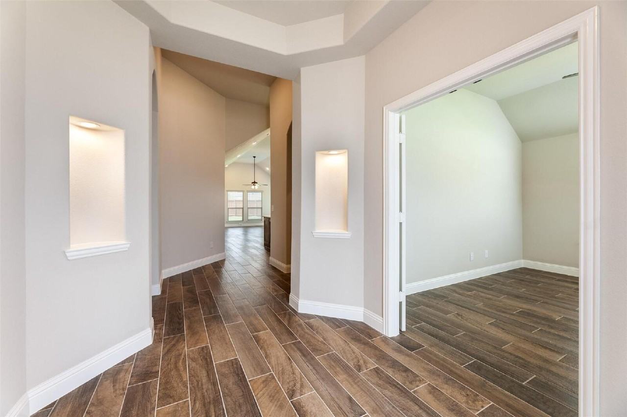 1304 Lancaster Dr - Photo 2 of 34